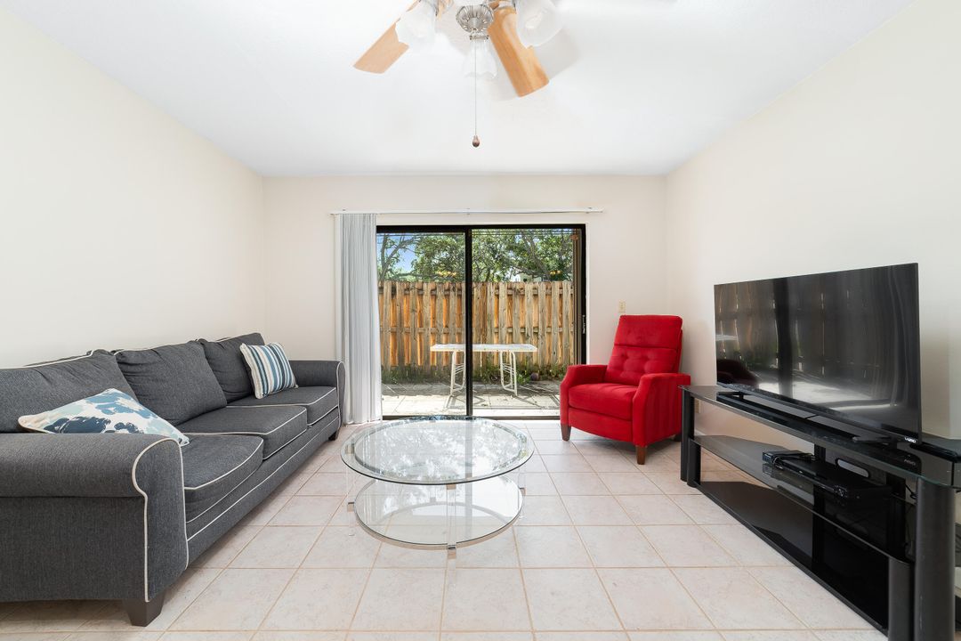 For Sale: $249,000 (2 beds, 2 baths, 1000 Square Feet)