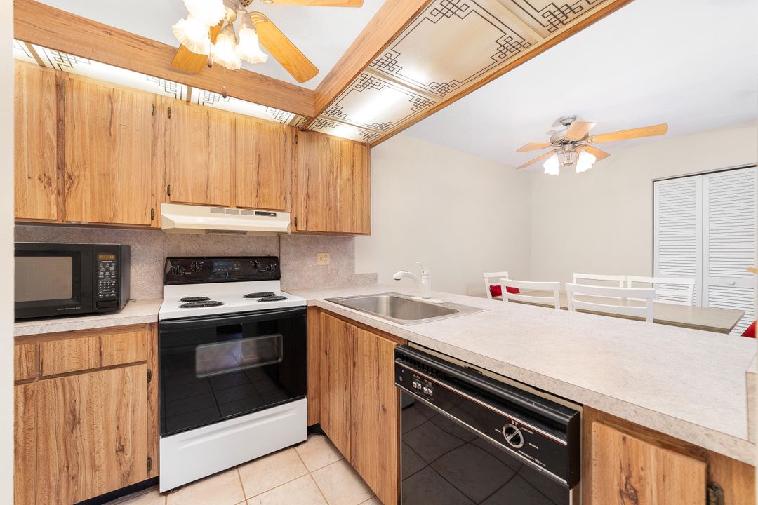 For Sale: $249,000 (2 beds, 2 baths, 1000 Square Feet)