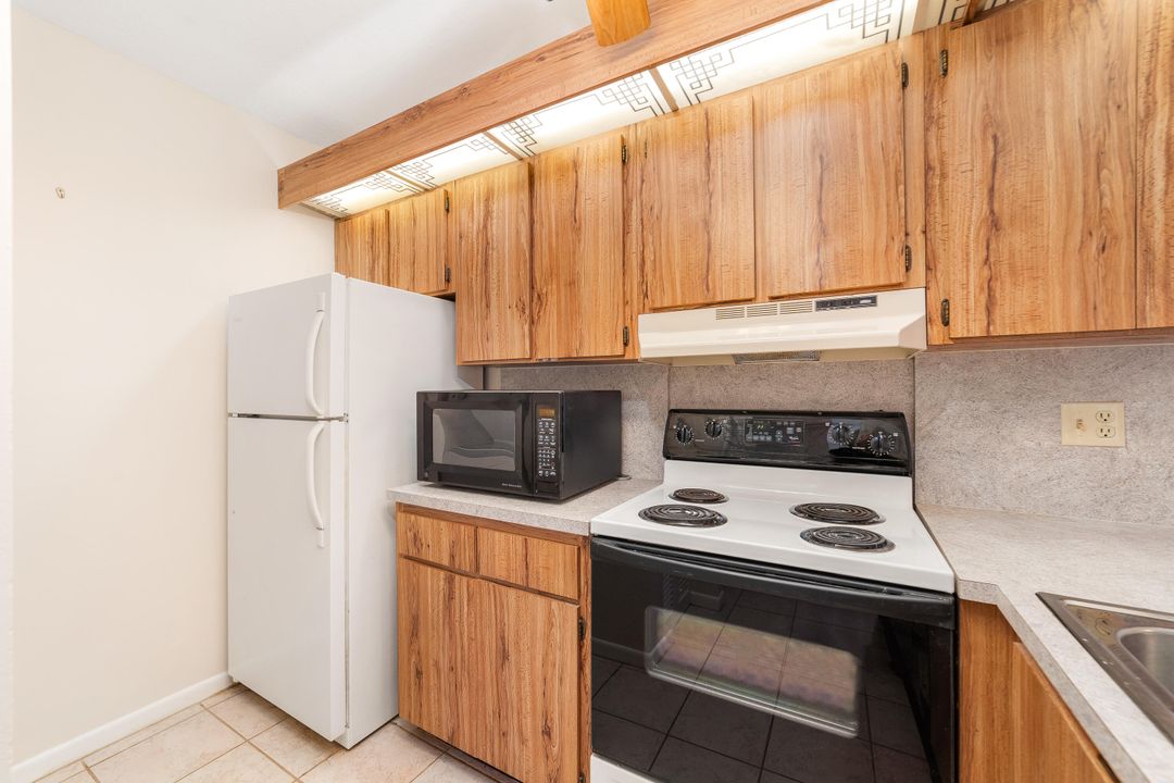 For Sale: $249,000 (2 beds, 2 baths, 1000 Square Feet)