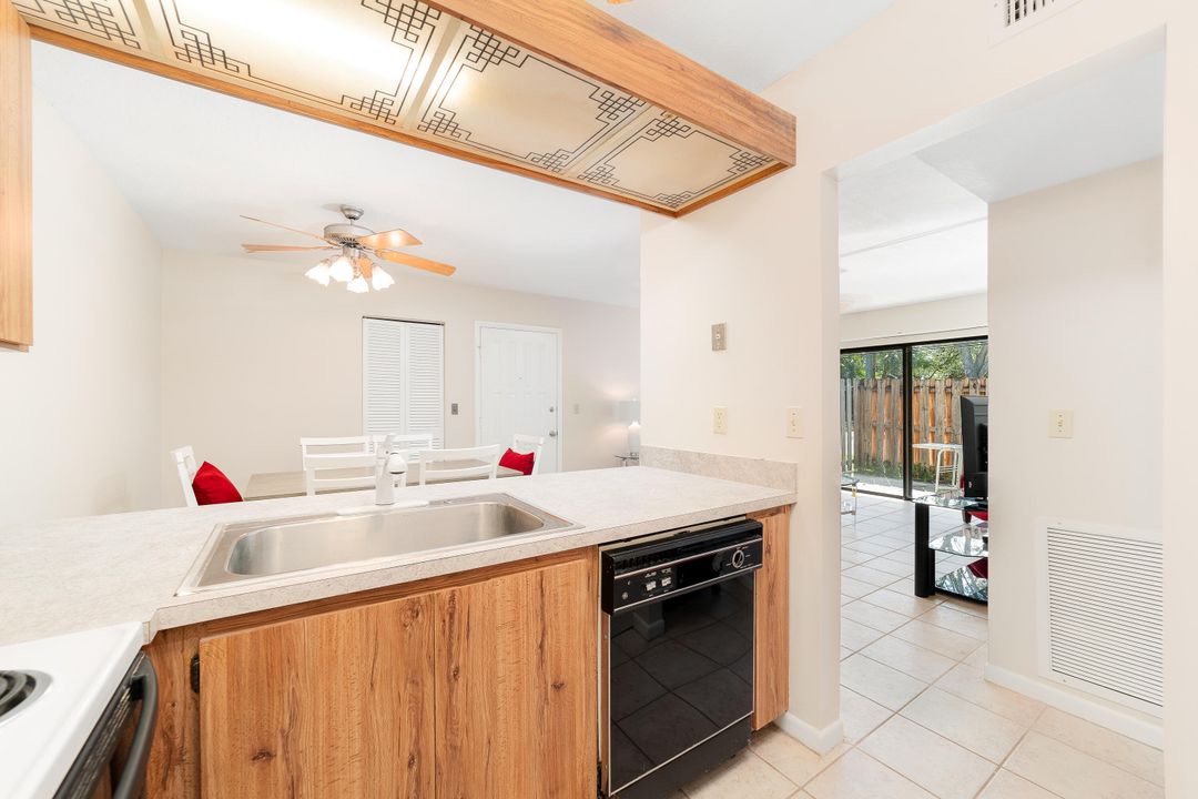 For Sale: $249,000 (2 beds, 2 baths, 1000 Square Feet)