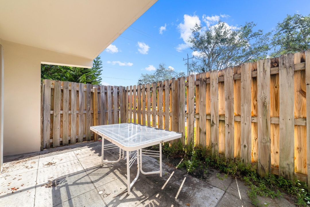 For Sale: $249,000 (2 beds, 2 baths, 1000 Square Feet)