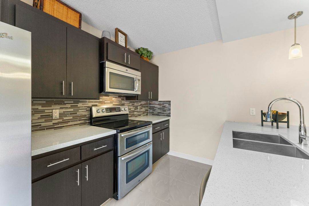 For Sale: $275,000 (2 beds, 2 baths, 1236 Square Feet)