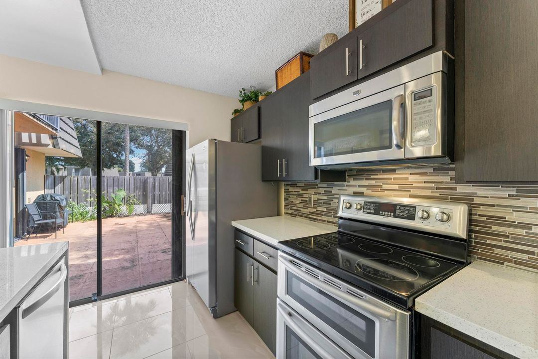 For Sale: $275,000 (2 beds, 2 baths, 1236 Square Feet)