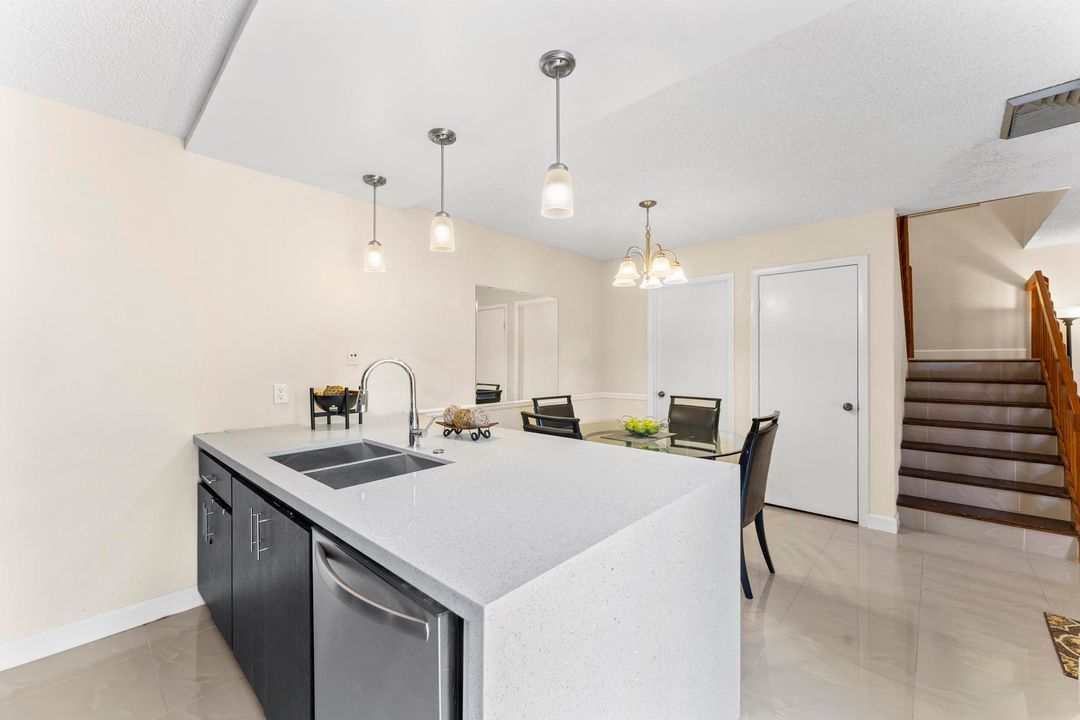 For Sale: $275,000 (2 beds, 2 baths, 1236 Square Feet)