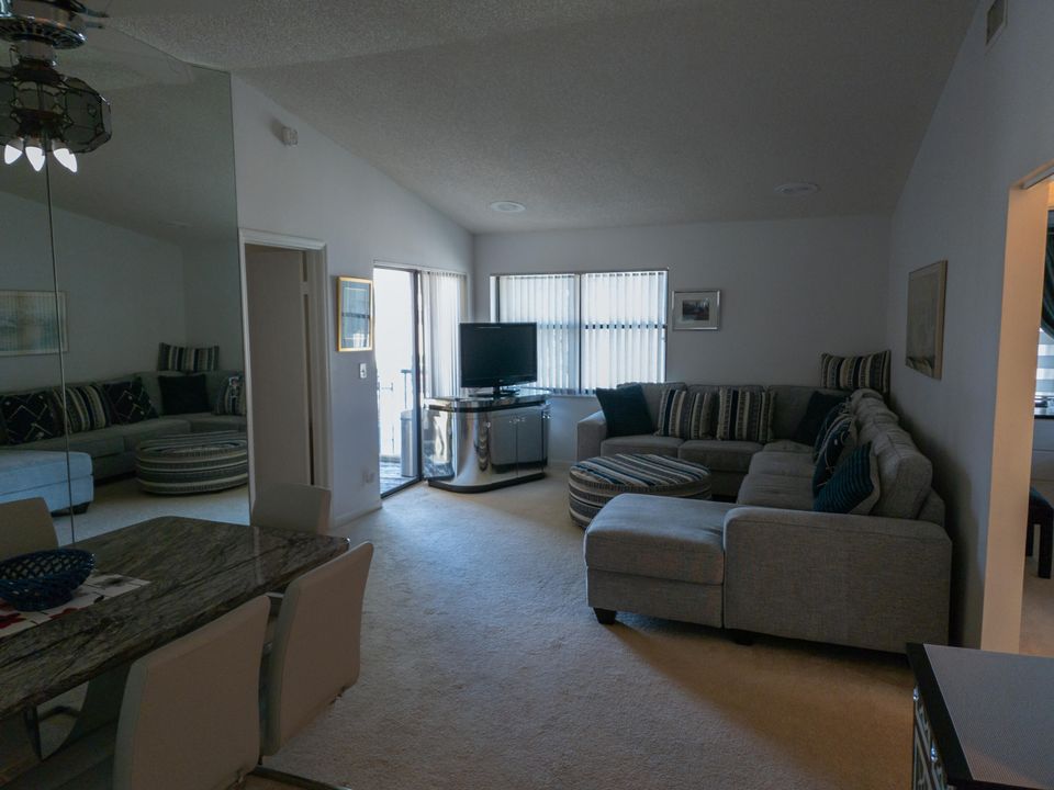 For Sale: $194,999 (2 beds, 2 baths, 1072 Square Feet)