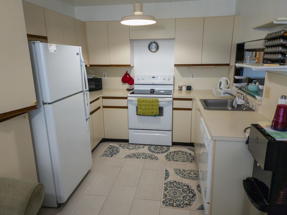 For Sale: $194,999 (2 beds, 2 baths, 1072 Square Feet)