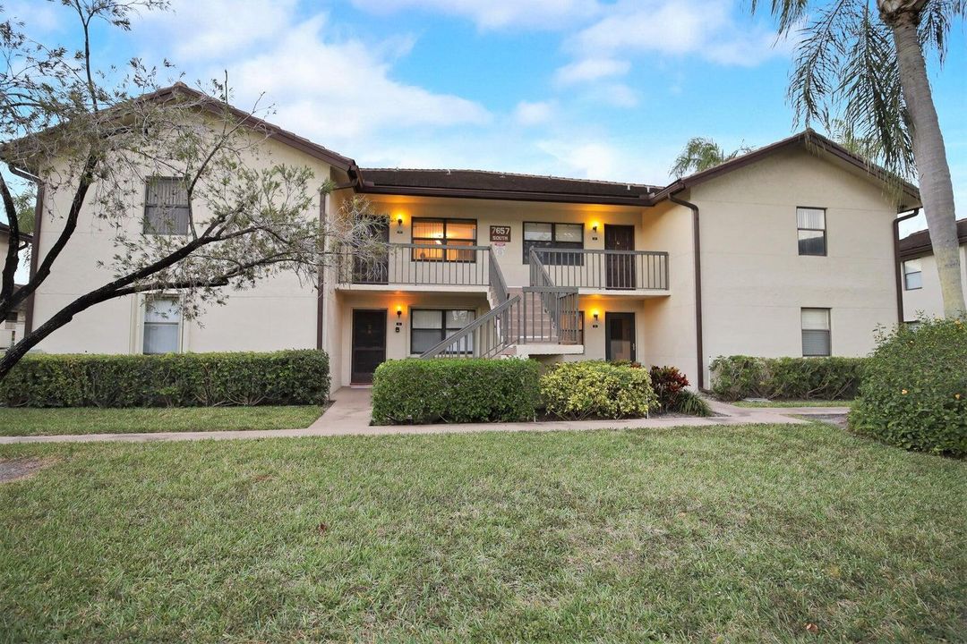 For Sale: $194,999 (2 beds, 2 baths, 1072 Square Feet)