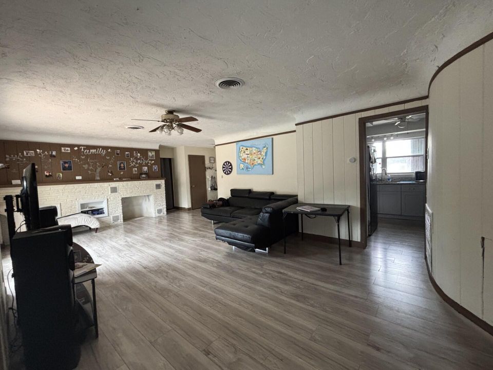 For Sale: $400,000 (4 beds, 2 baths, 2467 Square Feet)