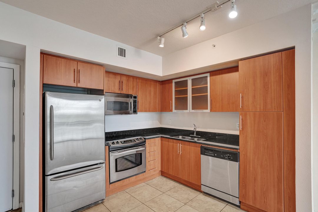 For Sale: $359,000 (1 beds, 1 baths, 610 Square Feet)