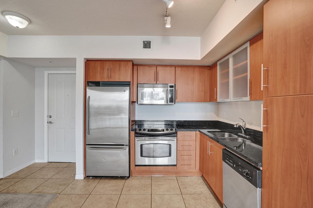 For Sale: $359,000 (1 beds, 1 baths, 610 Square Feet)