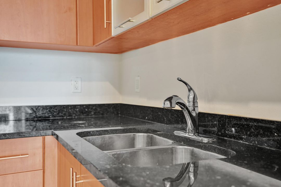 For Sale: $359,000 (1 beds, 1 baths, 610 Square Feet)