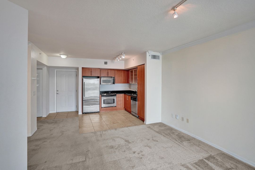 For Sale: $359,000 (1 beds, 1 baths, 610 Square Feet)