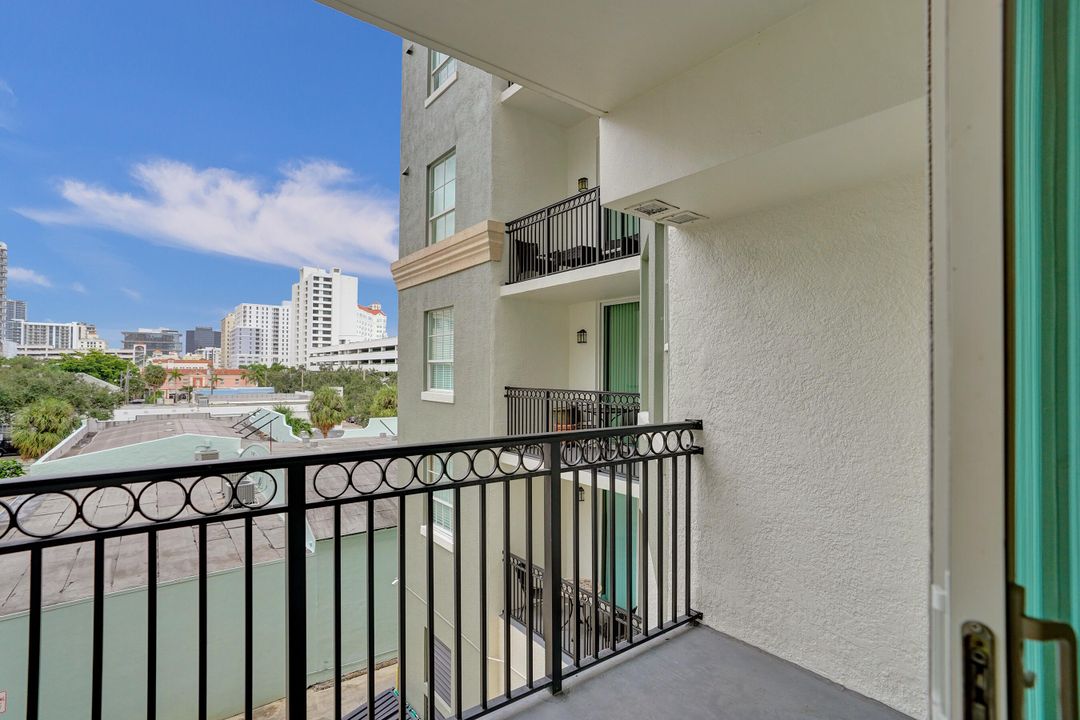 For Sale: $359,000 (1 beds, 1 baths, 610 Square Feet)