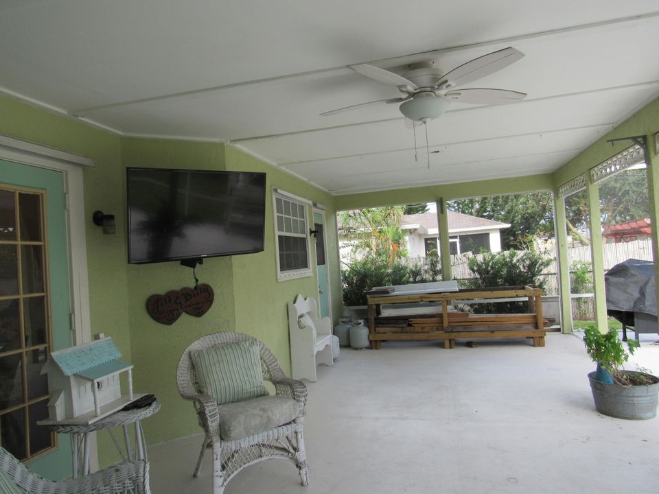 For Sale: $359,000 (3 beds, 2 baths, 1890 Square Feet)