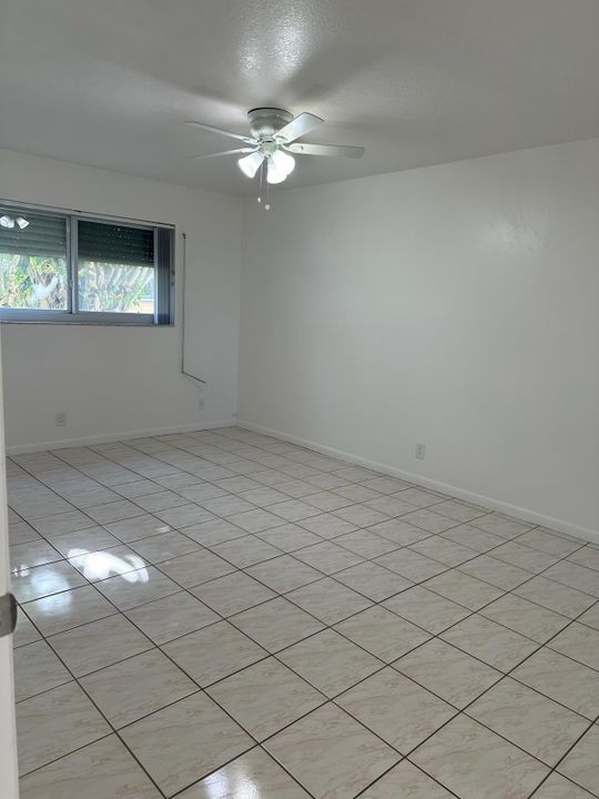 For Sale: $129,900 (2 beds, 2 baths, 988 Square Feet)