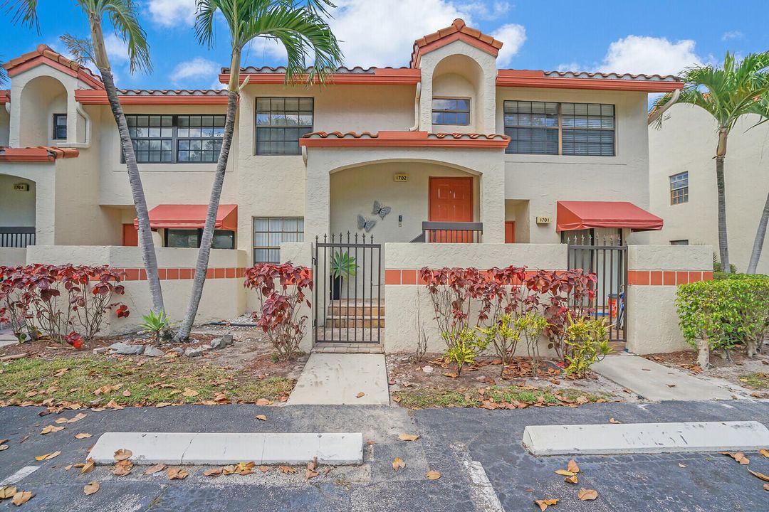 For Sale: $350,000 (2 beds, 2 baths, 1300 Square Feet)