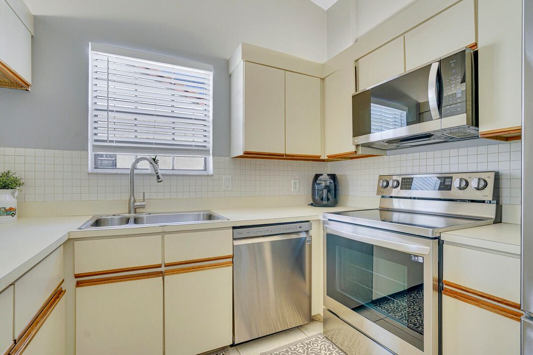 For Sale: $350,000 (2 beds, 2 baths, 1300 Square Feet)