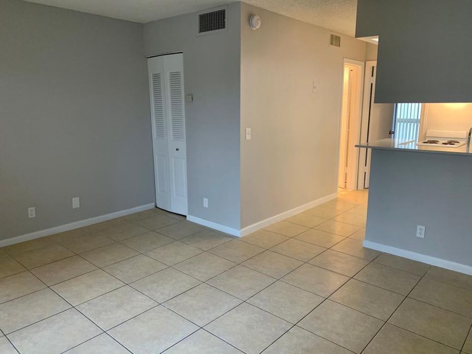 Active With Contract: $1,500 (1 beds, 1 baths, 495 Square Feet)