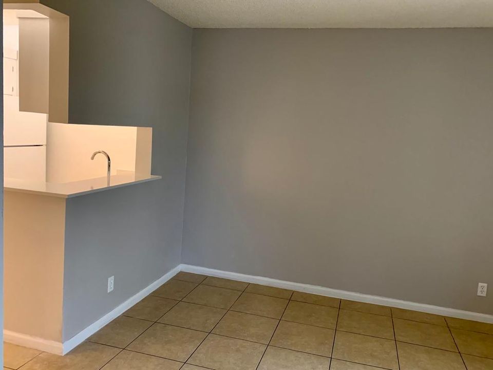 Active With Contract: $1,500 (1 beds, 1 baths, 495 Square Feet)