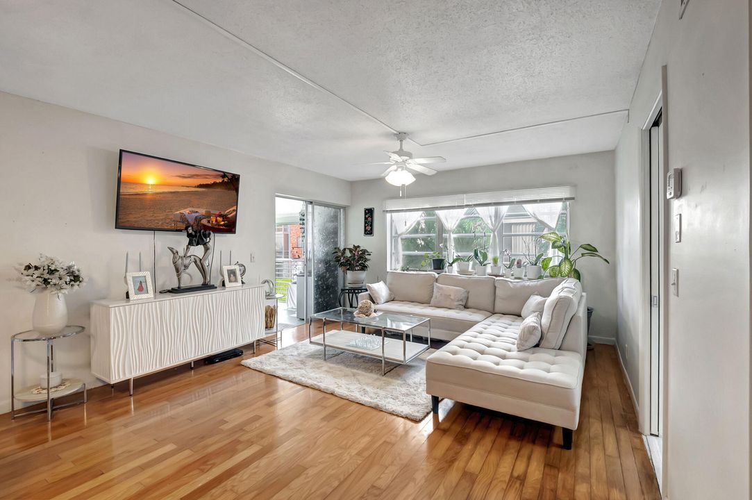 For Sale: $299,000 (2 beds, 2 baths, 1120 Square Feet)