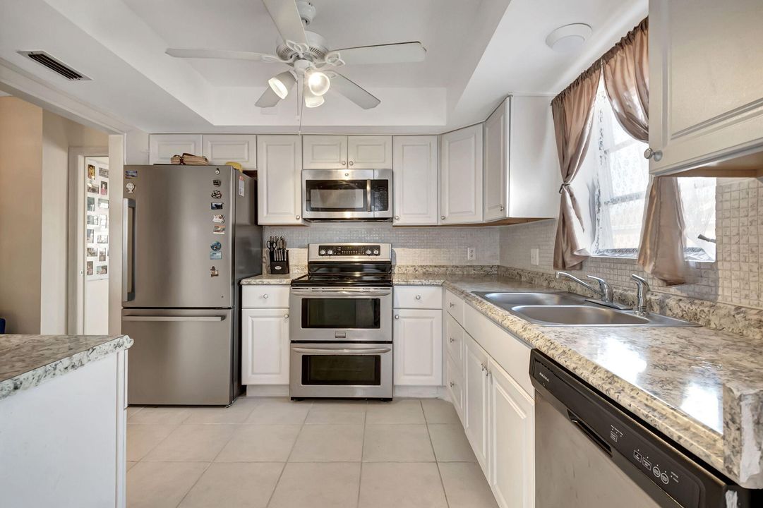 For Sale: $299,000 (2 beds, 2 baths, 1120 Square Feet)