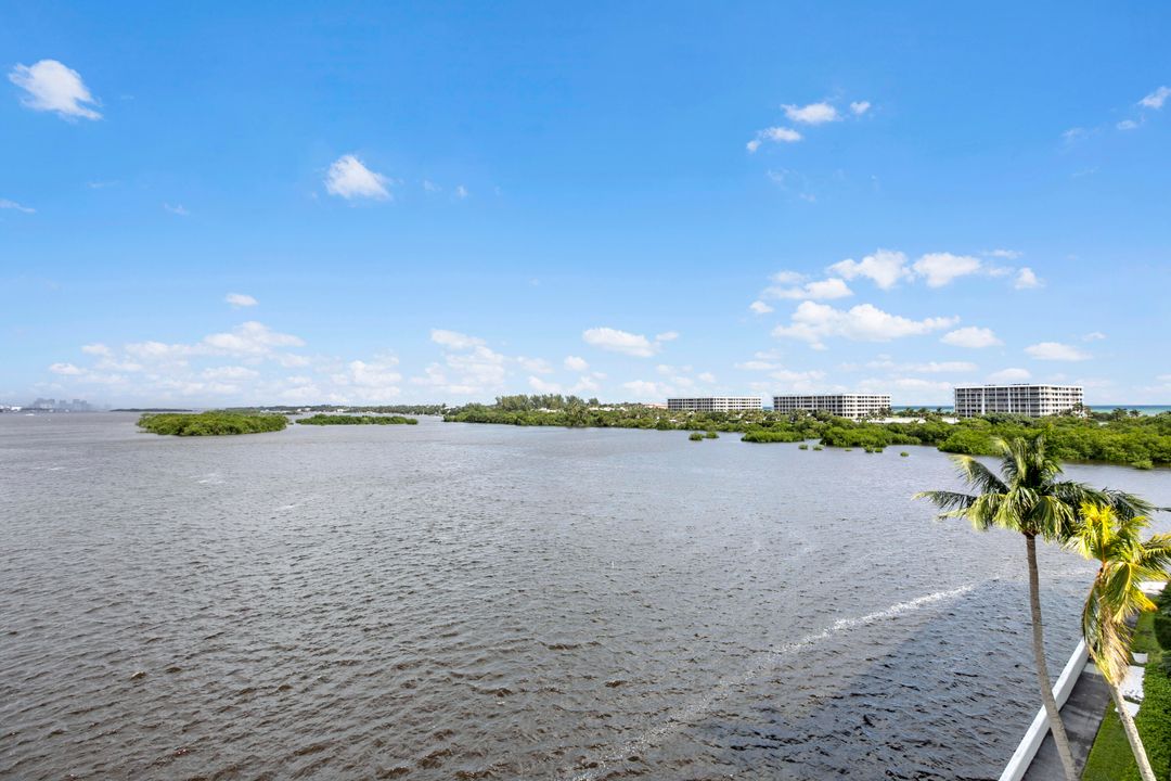 For Sale: $2,750,000 (2 beds, 2 baths, 1949 Square Feet)