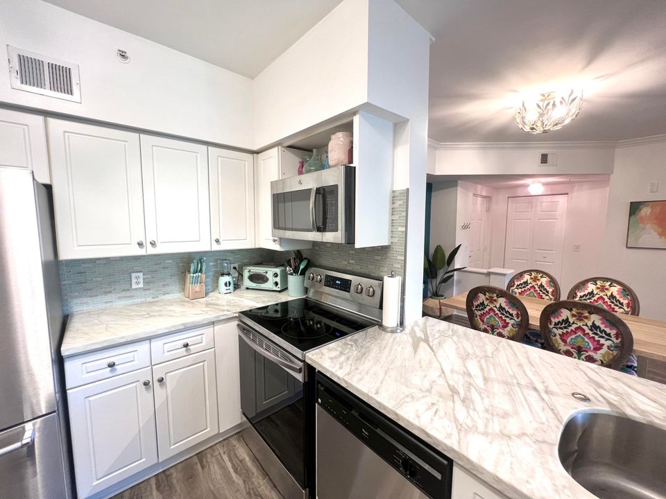 Active With Contract: $5,000 (2 beds, 2 baths, 1131 Square Feet)