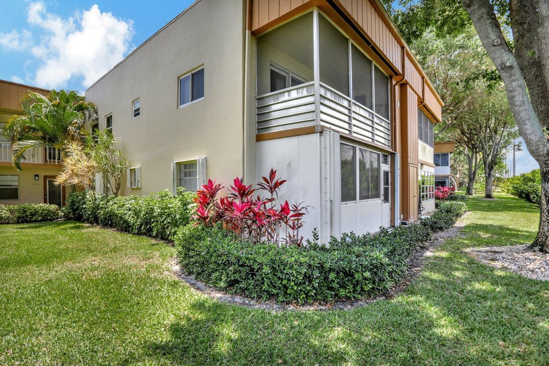 For Sale: $239,900 (2 beds, 2 baths, 907 Square Feet)