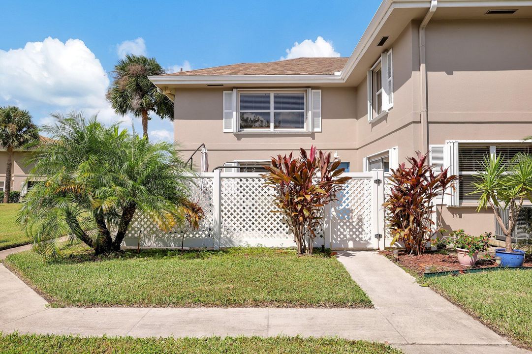 For Sale: $279,900 (2 beds, 2 baths, 1374 Square Feet)