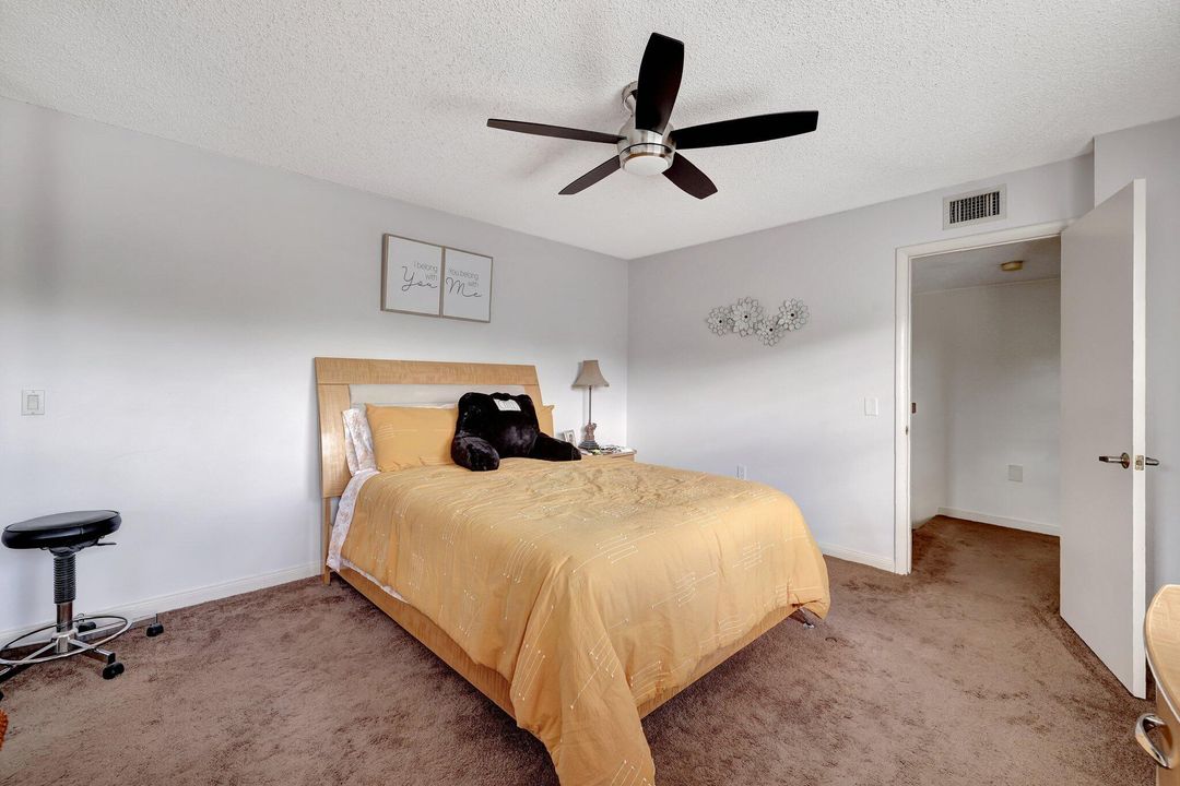 For Sale: $279,900 (2 beds, 2 baths, 1374 Square Feet)