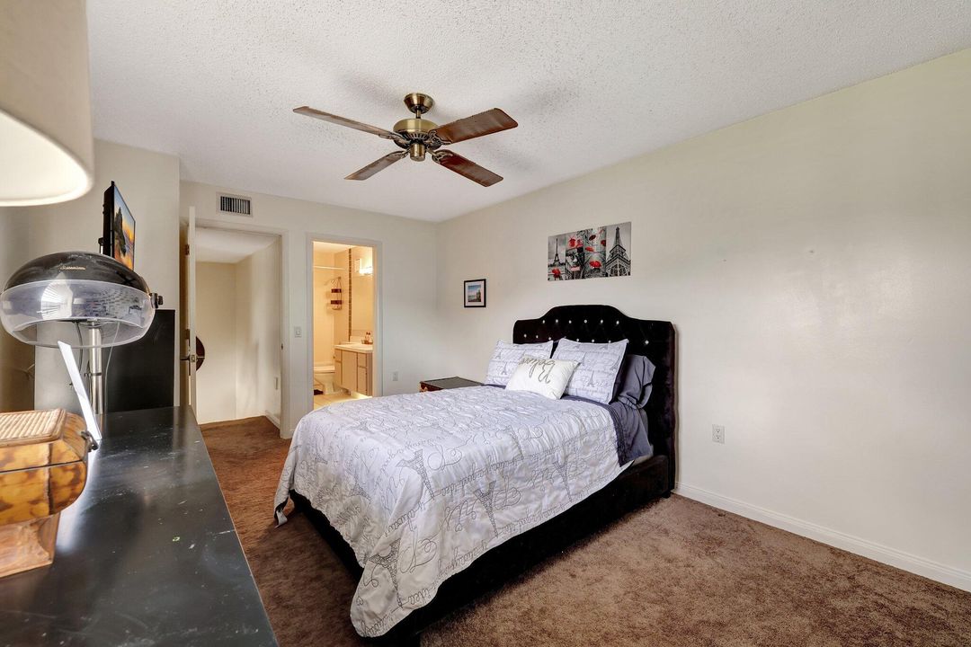 For Sale: $279,900 (2 beds, 2 baths, 1374 Square Feet)