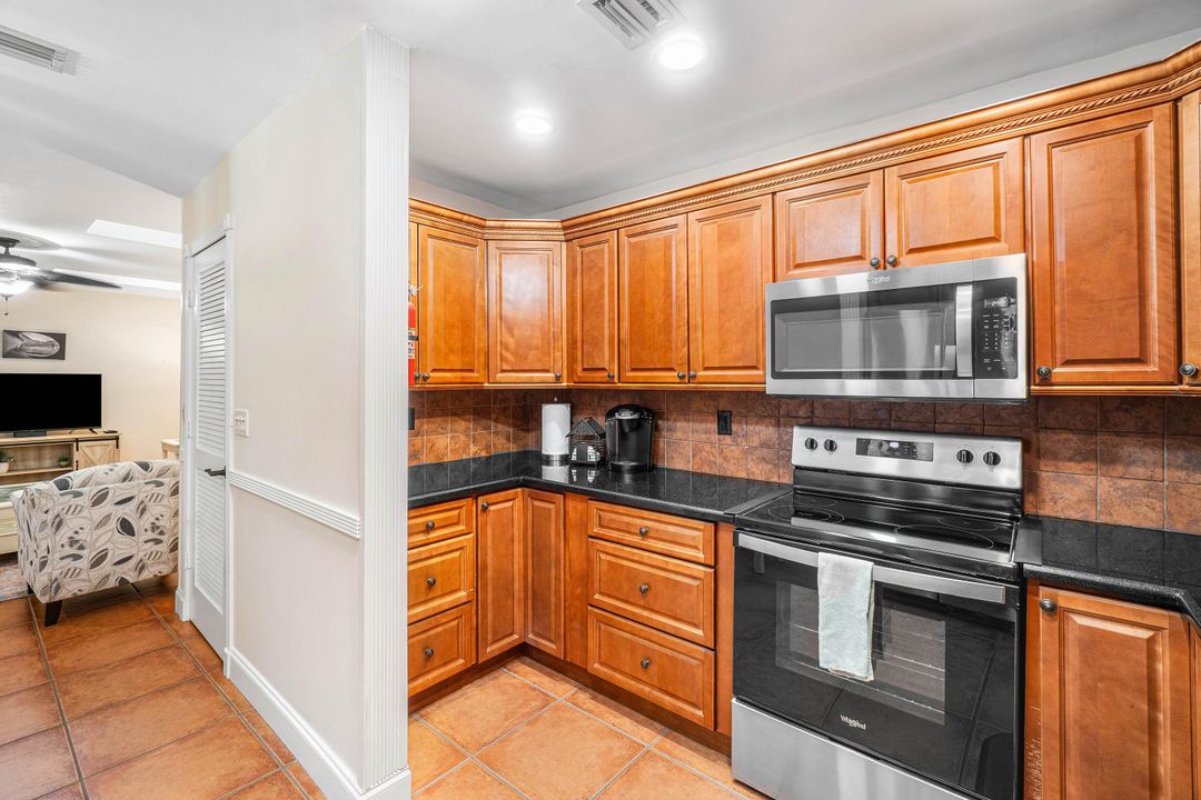 For Sale: $295,000 (2 beds, 2 baths, 1188 Square Feet)