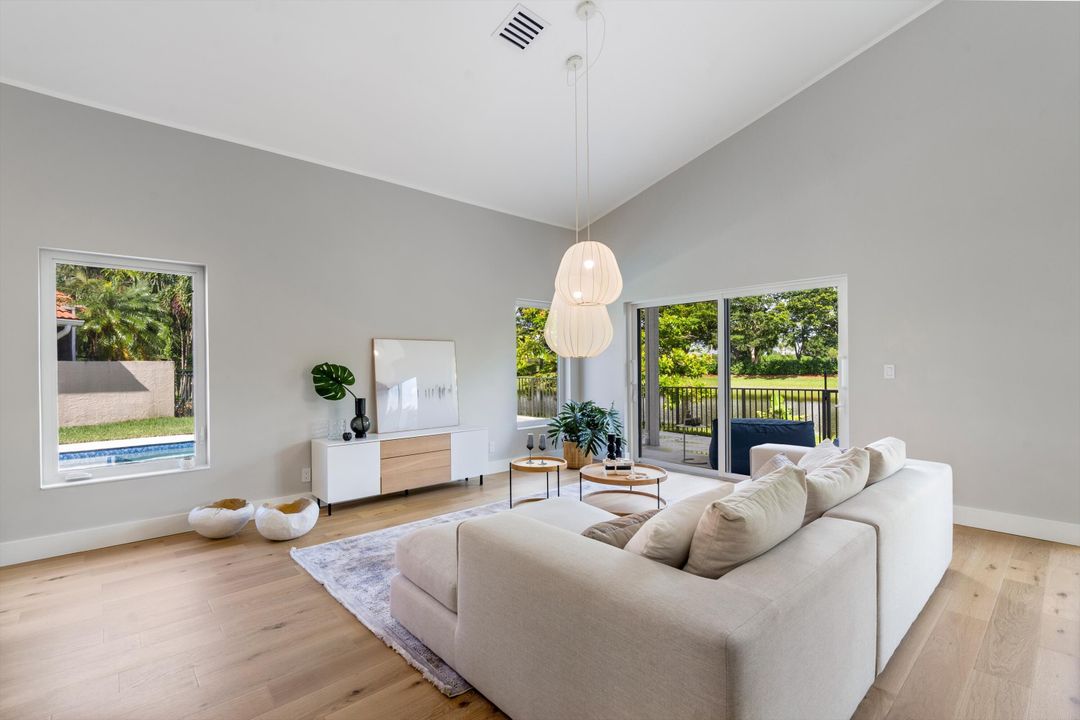 For Sale: $1,075,000 (3 beds, 2 baths, 1640 Square Feet)