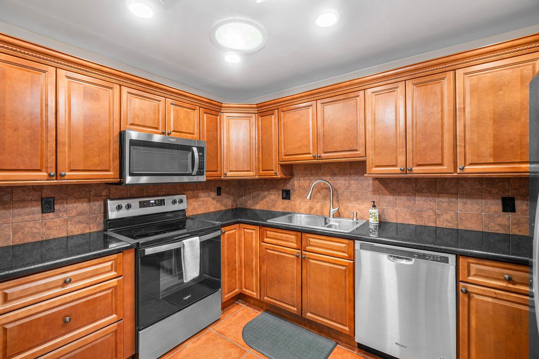 For Sale: $295,000 (2 beds, 2 baths, 1188 Square Feet)