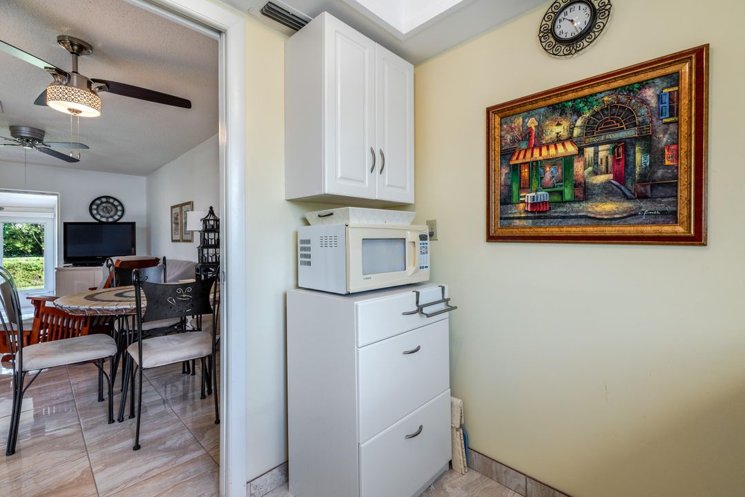 For Sale: $117,000 (1 beds, 1 baths, 611 Square Feet)