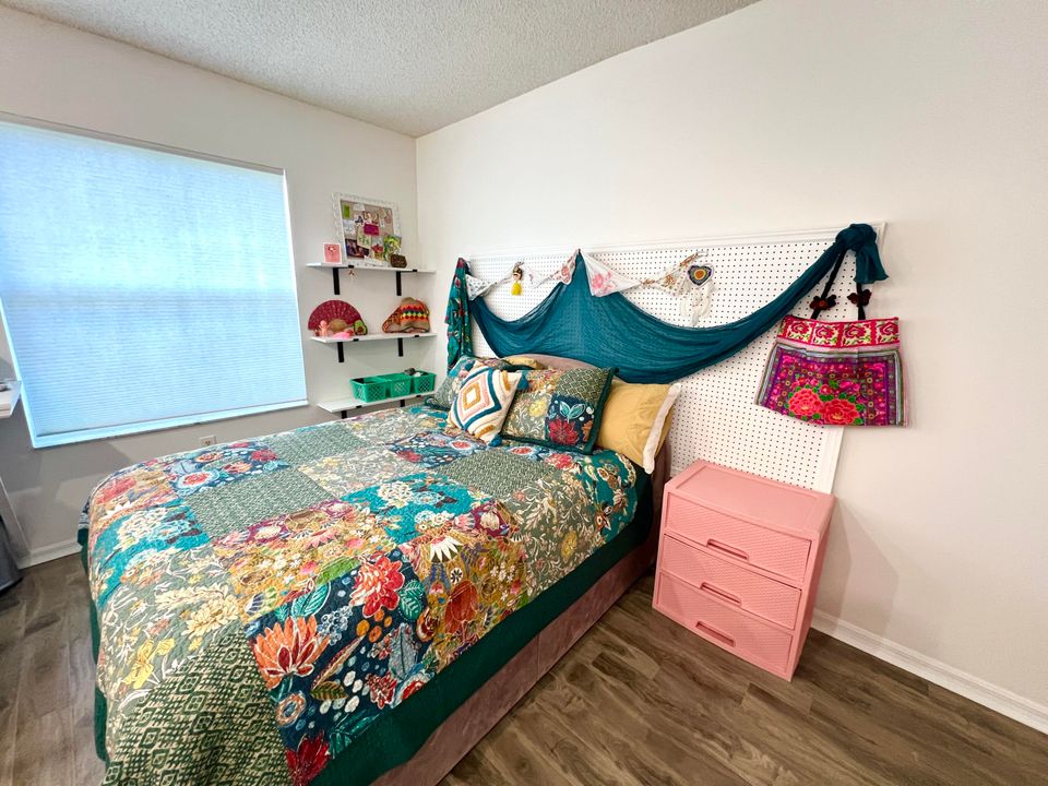 Active With Contract: $5,000 (2 beds, 2 baths, 1131 Square Feet)