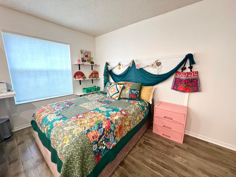 Active With Contract: $5,000 (2 beds, 2 baths, 1131 Square Feet)