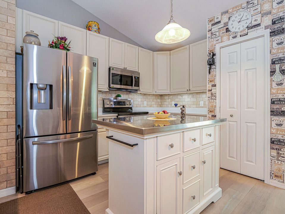 For Sale: $350,000 (3 beds, 2 baths, 1300 Square Feet)