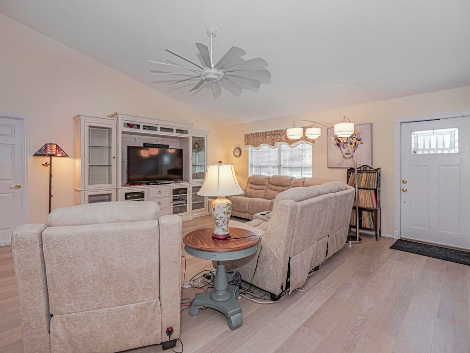 For Sale: $350,000 (3 beds, 2 baths, 1300 Square Feet)