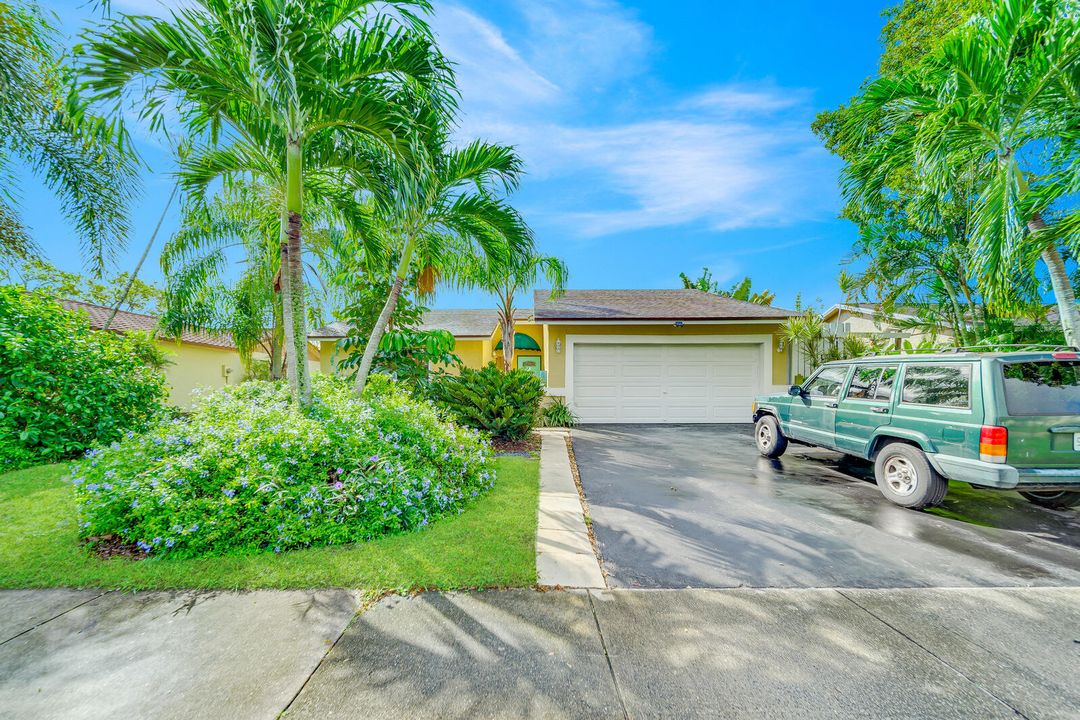 For Sale: $549,900 (3 beds, 2 baths, 1560 Square Feet)