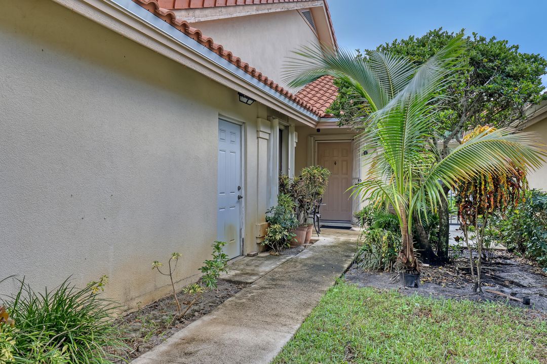 For Sale: $559,900 (3 beds, 2 baths, 1945 Square Feet)