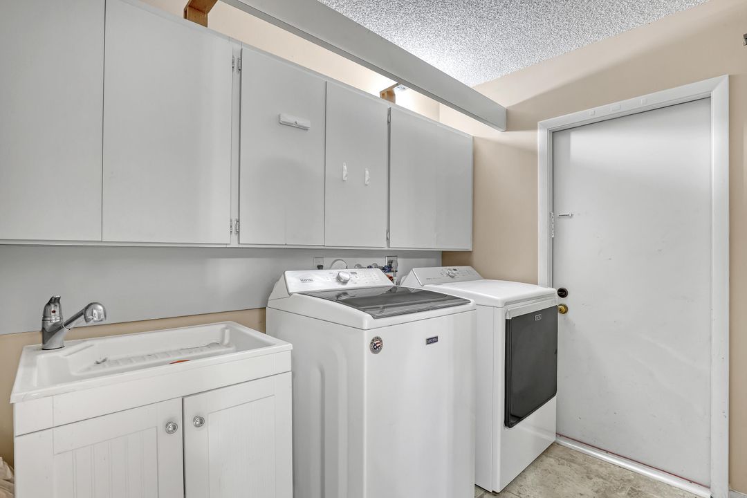 For Sale: $559,900 (3 beds, 2 baths, 1945 Square Feet)