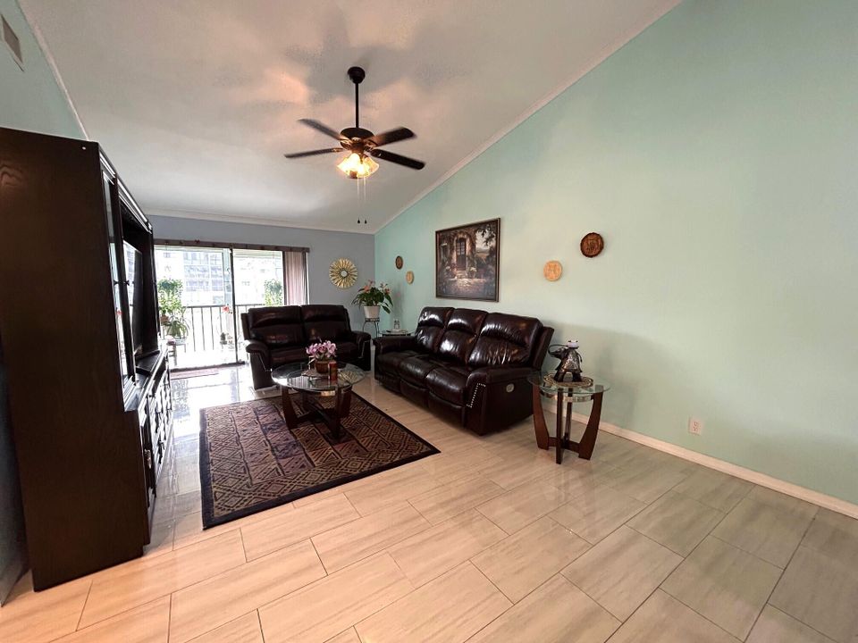 For Sale: $245,000 (3 beds, 2 baths, 1196 Square Feet)