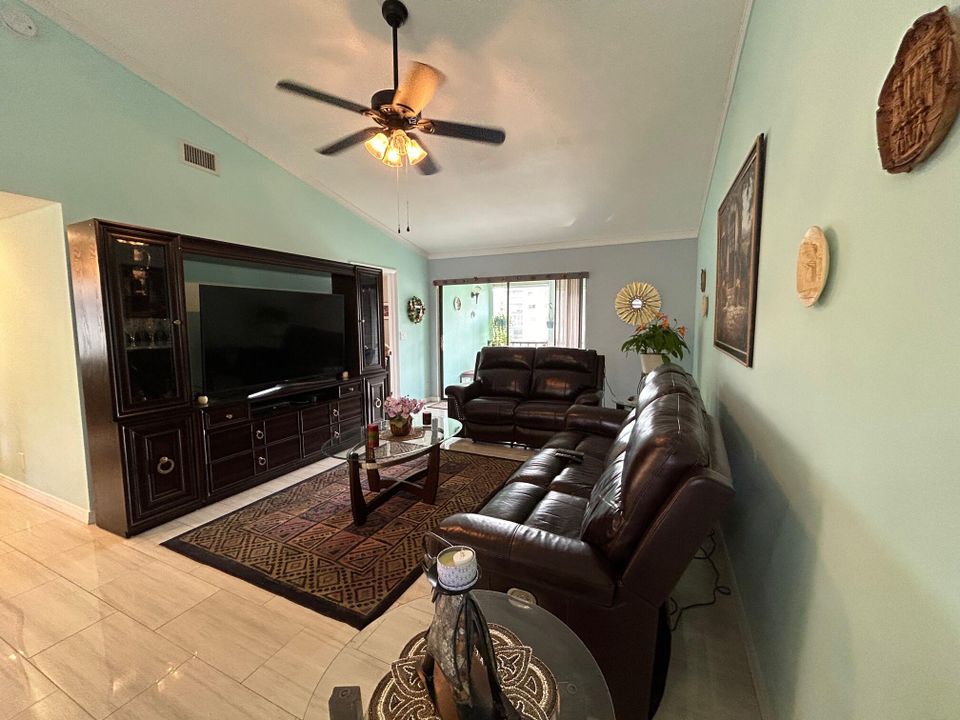 For Sale: $245,000 (3 beds, 2 baths, 1196 Square Feet)