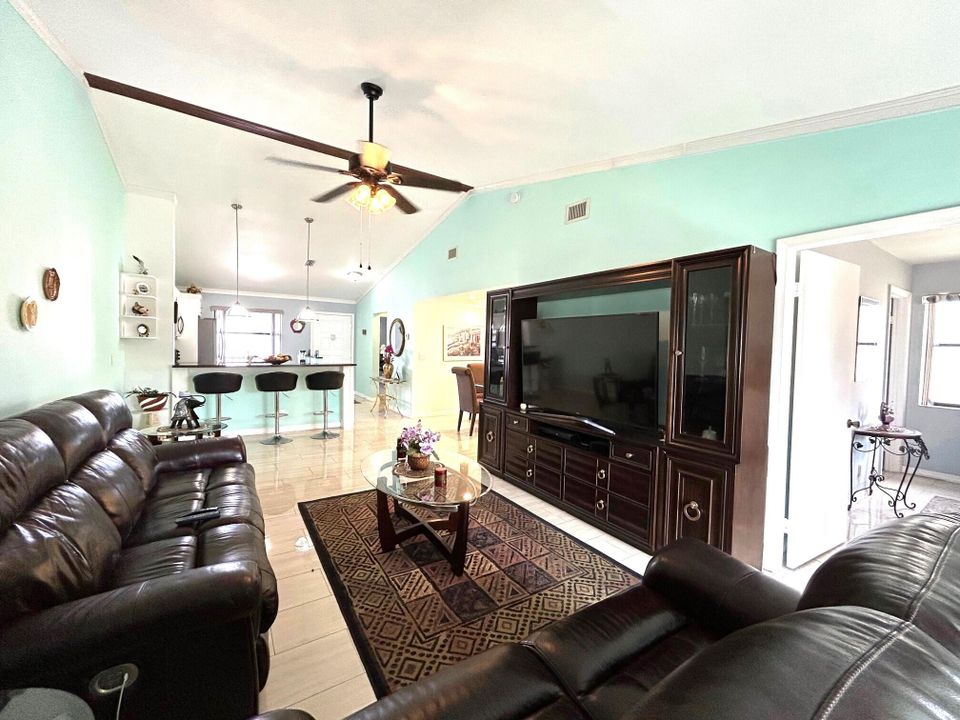 For Sale: $245,000 (3 beds, 2 baths, 1196 Square Feet)