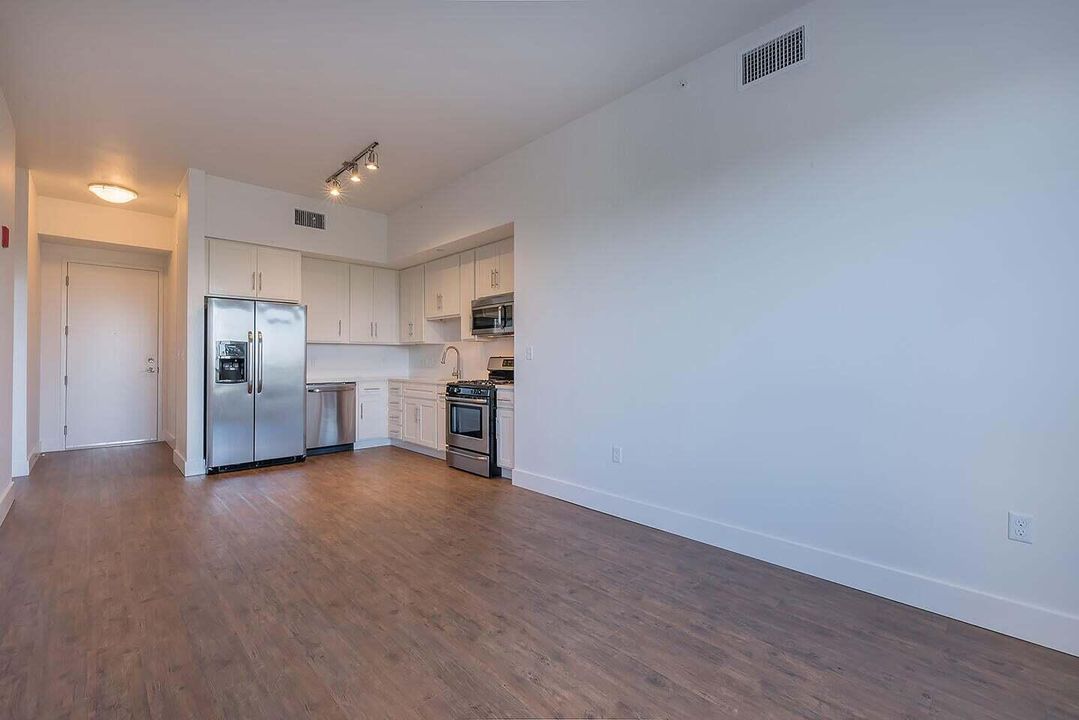 Active With Contract: $2,500 (2 beds, 2 baths, 1009 Square Feet)