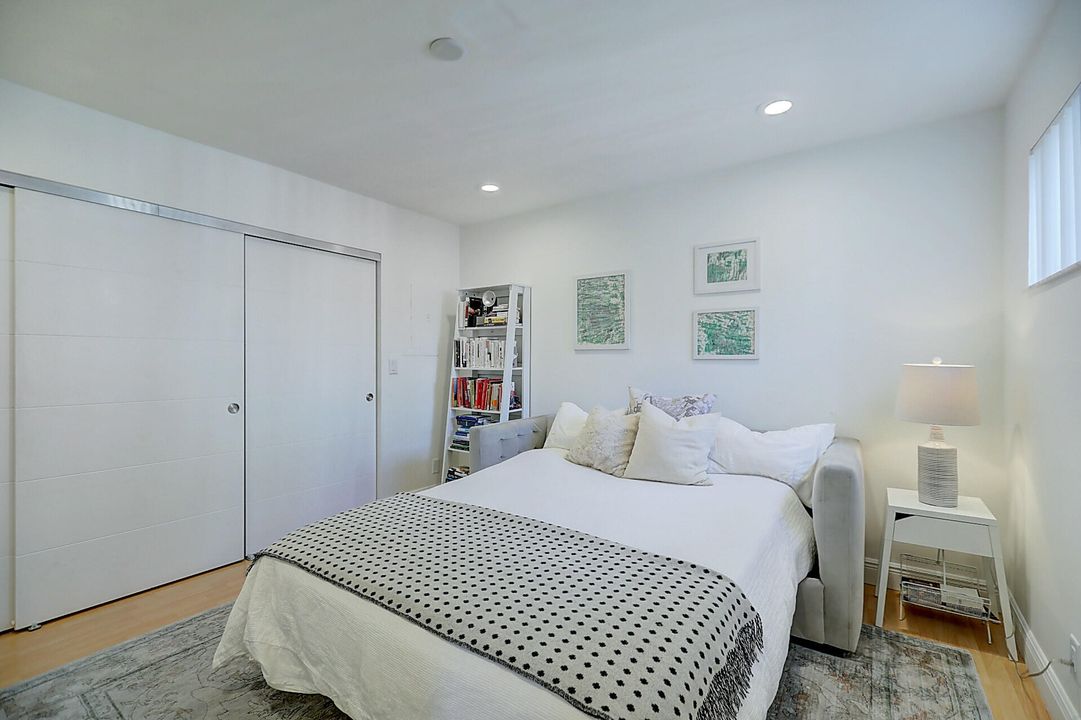 For Sale: $539,000 (2 beds, 2 baths, 1160 Square Feet)