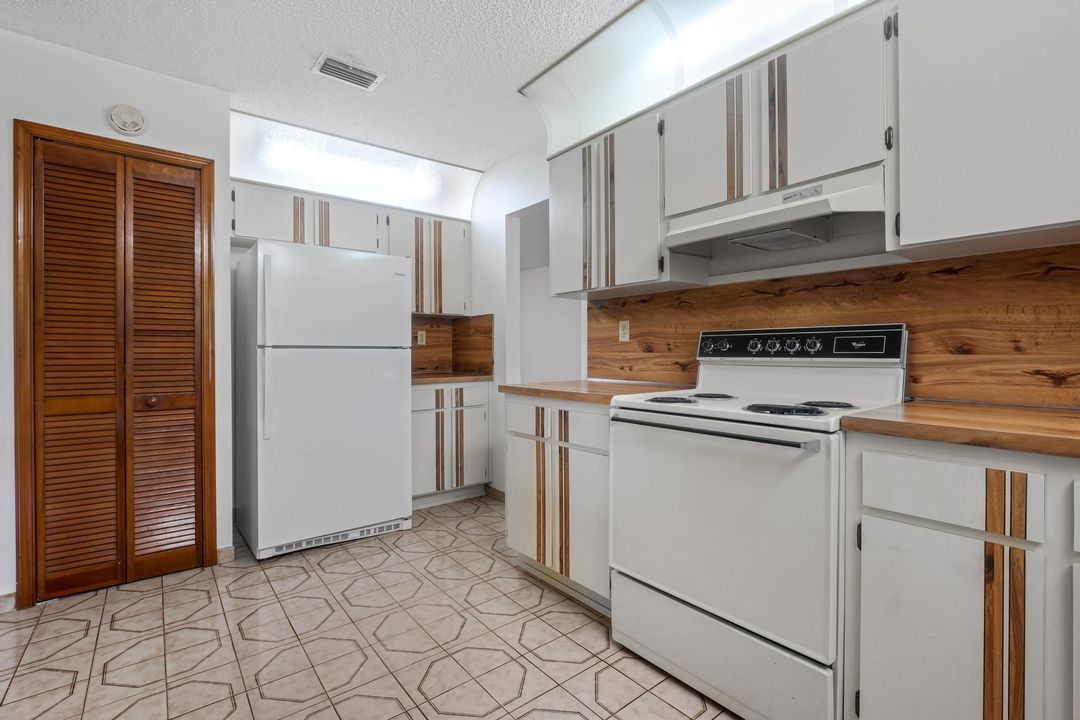 For Sale: $800,000 (4 beds, 2 baths, 1962 Square Feet)