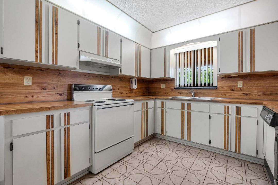 For Sale: $800,000 (4 beds, 2 baths, 1962 Square Feet)