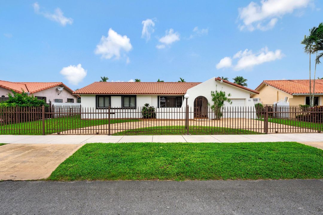 For Sale: $800,000 (4 beds, 2 baths, 1962 Square Feet)